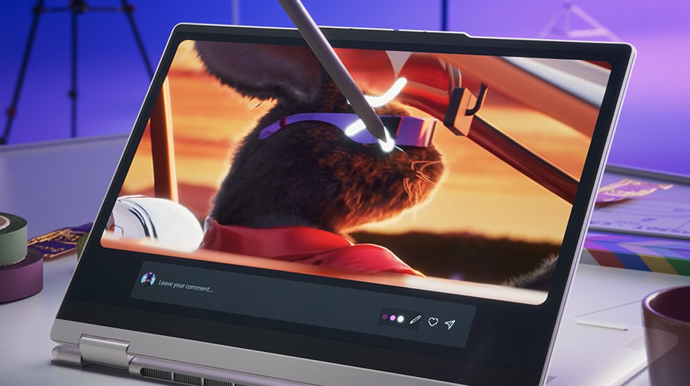 處於站立模式的 Yoga 二合一電腦，螢幕上顯示著一幅特寫圖畫——一隻兔子坐在汽車方向盤後方。